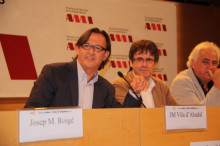 L'alcalde de Girona, Carles Puigdemont, i el president de l'Associació de Municipis per la Independència,i alcalde de Vic, Josep Maria Vila d'Abadal, durant l'assemblea general de l'entitat a Girona.