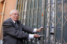 El president de la germandat rociera 'La Esperanza' de Badalona, Manuel Vázquez, a la porta del local de l'entitat, precintat per la Guàrdia Urbana.
