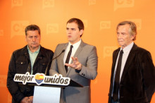 D'esquerra a dreta, el president de l'Hospitalet FC, Miguel Garcia; el president de Ciutadans (C's), Albert Rivera i l'expresident del RCD Espanyol, Ferran Martorell