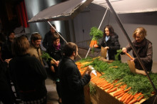 Diversos assistents a l'obra 'Suïcides' al Teatre de Bescanó recollint la seva pastanaga.
