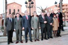 Foto de grup del conseller de la Presidència, Francesc Homs (al centre), amb els alcaldes del Pla d'Urgell, el delegat del Govern a Lleida, i el president de la Diputació de Lleida, amb motiu de la visita que ha fet a Mollerussa per assistir als actes com