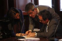 Els diputats de CiU Josep Rull i Antoni Font i la diputada d'ERC Gemma Calvet durant la reunió de la ponència de la llei de consultes