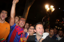 Aficionats del Barça celebrant la victòria a Canaletes