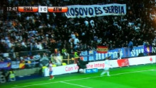 Aficionats del Madrid amb la pancarta Kosovo és Serbia