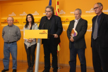 D'esquerra a dreta: Felipe Moreno, membre de la Xarxa Aqua; Gemma Calvet, diputada d'ERC al Parlament; Joan Tardà, diputat d'ERC al Congrés; Diego Arcos, president del Casal Argentí de Barcelona; Pep Cruanyes, president de la Comissió de la Dignitat