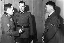 Adolf Hitler amb Muñoz Grandes, comandant en cap de la División Azul, homenatjada per Llanos de Lunar 