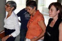 Lluïsa Bruguer, a la dreta, acompanyada de la seva advocada, Olga Tubau, a l'esquerra de tot, en entrar al jutjat.