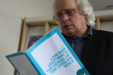 L'autor de l'informe 'Llei i legitimitat: la negació de la veu catalana', Huw Evans, llegeix un exemplar del text a la seu del Centre Maurits Coppieters a Brussel•les