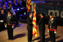 El president de la Generalitat, Artur Mas, lliura al comissari en cap dels Mossos d'Esquadra, Josep Lluís Trapero, la bandera del cos