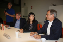 El cap dels socialistes gironins, Juli Fernández, i l'alcaldessa de Santa Coloma de Gramenet, Núria Parlon, a Palafrugell durant la presentació del llibre de Fernández
