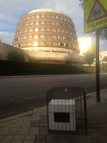 La imatge difosa a Twitter pel portaveu d'ERC a Madrid, Alfred Bosch, feta a les portes del TC, amb una urna engabiada