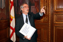 L'alcalde de Barcelona, Xavier Trias, sostè el llibre blanc 'Barcelona, capital d'un nou Estat', presentat aquest dimecres per l'Ajuntament