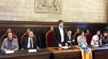 L'alcalde de Girona, protegit per la bandera de la llibertat de Catalunya