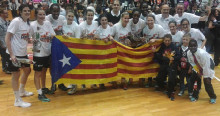L'equip de noies de l'Uni Girona exhibint dues estelades (la segona tapada pels nens)