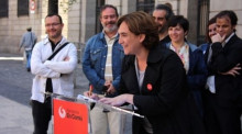 Colau signant públicament el codi ètic de BComú el passat 15 de maig a al Plaça Sant Jaume, foto ACN