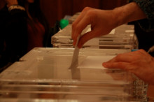 Un elector dipositant el seu vot a l'urna