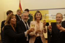 La delegada del govern espanyol a Catalunya, María de los Llanos de Luna, brinda amb motiu de la Festa de la Hispanitat amb la presidenta del PPC, Alícia Sánchez-Camacho, el 9 d'octubre