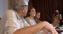 D'esquerra a dreta, el fiscal Villarejo, Ada Colau i Jaume Asens durant la roda de premsa de presentació de la querella contra Jordi Pujol a l'Audiència Nacional