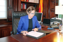  Parlament de Catalunya La presidenta del Parlament, Carme Forcadell, en el moment de signar la proposta de candidat a la investidura, aquest diumenge, 10 de gener.