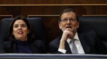 El president del govern espanyol en funcions, Mariano Rajoy, juntament amb la vicepresidenta Soraya Sáenz de Santamaría des des seus escons en el debat d'investidura