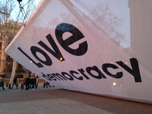 La lona de les entitats sobiranistes on s'hi llegia 'Love Democracy' s'ha desplegat cap a les 8 del matí