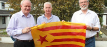 Els líders històrics del nacionalisme nord-irlandès, sostenint una estelada l'any passat en suport a Carme Forcadell: Martin McGuinness (mort fa uns dies), Seán Crowe i Gerry Adams