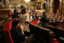 Aplaudiment dempeus dels diputats de Junts pel Sí cap a Lluís Llach després de la intervenció de Puigdemont