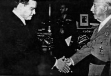 Martín Villa saludant a Franco