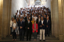 Foto de família del president Puigdemont, el vicepresident Junqueras, la presidenta Forcadell, els presidents de l'ACM i l'AMI amb els alcaldes que han participat en l'acte de suport a l'1-0