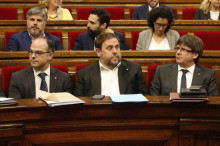 El president de la Generalitat, Carles Puigdemont, el vicepresident, Oriol Junqueras, i el conseller de la Presidència, Jordi Turull