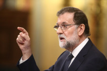 Mariano Rajoy s'adreça a Pablo Iglesias des de l'atri del Congrés durant la moció de censura
