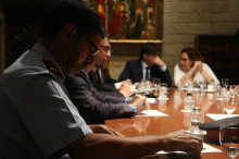 El major dels Mossos d'Esquadra, Josep Lluís Trapero, amb el president de la Generalitat, Carles Puigdemont, i l'alcaldessa de Barcelona, Ada Colau, en un moment del gabinet de crisi