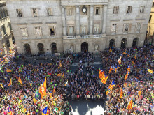 Els 700 alcaldes acompanyen el president de la Generalitat, Carles Puigdemont