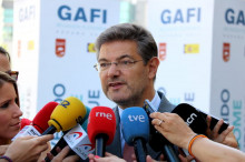 Pla mitjà curt del ministre de Justícia Rafael Catalá en declaracions als mitjans de comunicació
