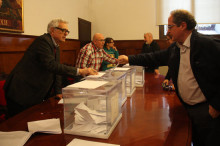 Pla general d'una de les meses electorals a la UB amb gent votant a les eleccions del 28 de novembre de 2016