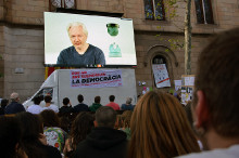 Julian Assange s'ha dirigit a centenars de persones a Barcelona des de l'ambaixada d'Equador a Londres on està reclòs