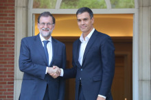 Pla mitjà. El president espanyol, Mariano Rajoy, rep el líder del PSOE, Pedro Sánchez, a La Moncloa