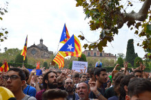 Ciutadans concentrats davant del Parlament aquest 3 d'octubre
