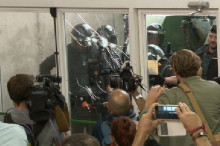 Agents de la Guàrdia Civil rebentant la porta del col·legi electoral de Sant Julià de Ramis
