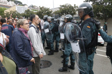 Concentrats favorables al referèndum i agents de la Guàrdia Civil, a Sant Cebrià de Vallalta