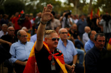Un manifestant d'ultradreta fa la salutació nazi a Barcelona el dia de la Hispanitat