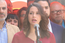 La líder de Cs, Inés Arrimadas, durant una roda de premsa des de davant de la seu del partit a Cornellà de Llobregat
