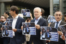 Els eurodiputats Jordi Solé, Ivo Vajgl i Ramon Tremosa a la manifestació en contra de l’empresonament de Sànchez i Cuixart