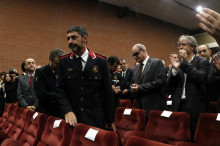 El major dels Mossos d'Esquadra, Josep Lluís Trapero, alçat després de rebre un esclat d'aplaudiments dels assistents a la inauguració del curs acadèmic de l'ISPC