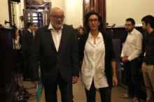 El president del grup parlamentari de JxSí, Lluís Corominas, i la portaveu, Marta Rovira, es dirigeixen a la reunió que el grup ha celebrat abans del ple