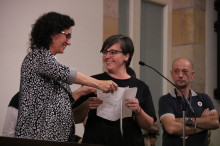 Marta Rovira (JxSí) ajuda amb els papers a la diputada de la CUP, Mireia Boya, durant la lectura de la Declaració d'Independència
