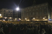 Vista aèria de plaça Sant Jaume amb milers de persones concentrades amb pancartes de 'Llibertat presos polítics'