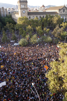 Imatge general de la plaça Universitat de Barcelona, amb la UB al fons, a la concentració de la Taula per la Democràcia