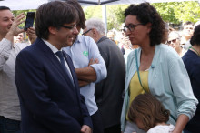 El president de la Generalitat, Carles Puigdemont, i la secretària general d'ERC, Marta Rovira