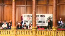 Membres de la plataforma Defensem Bloc 17 mostren una pancarta reivindicativa durant el ple de l'Ajuntament
